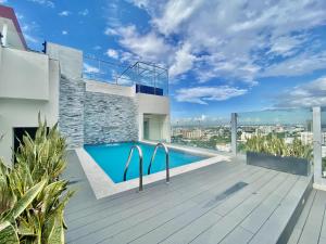 Ciudad NuevaNew Modern Lux City Condo With Pool And Gym Ocean View Santo Domingo的屋顶上的游泳池