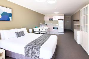 金德拜恩地平线雪山莱吉斯酒店的一间带大床的卧室和一间厨房
