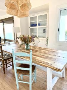 Cañet de MarFinestra del Mar的一间带木桌和椅子的用餐室