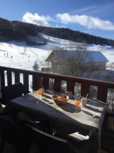 昂塞勒Appart très ensoleillé 5-6 pers au pied des pistes的享有滑雪场美景的阳台上的桌子