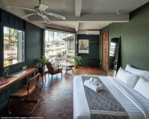 曼谷Ba Hao Residence的一间卧室配有一张大床和毛巾