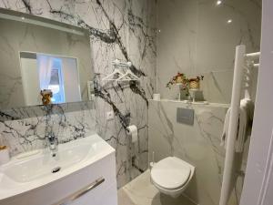 米卢斯Esprit MALDIVES ...... SPA LOVE au coeur de Mulhouse的一间带水槽、卫生间和镜子的浴室