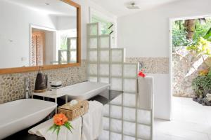 WaiyevoSau Bay Resort & Spa的浴室设有白色水槽和镜子