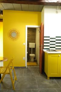 BešenovoBalkan Retreat的一间带卫生间和黄色墙壁的浴室