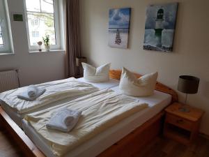 巴贝Störti's Nr 18的一间卧室配有两张带毛巾的床