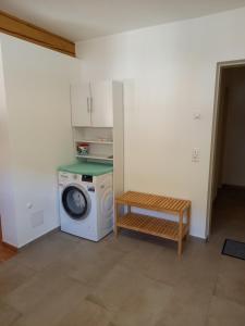 AinetNagelehof 3的洗衣房配有洗衣机和长凳