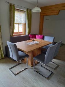 AinetNagelehof 3的客厅配有一张木桌和椅子