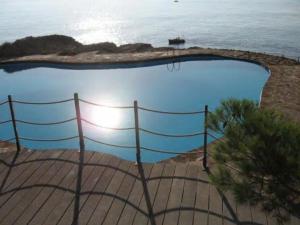 巴古尔Cap sa Sal Lofts的海边的游泳池,带围栏