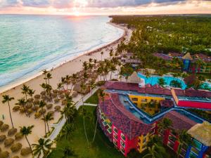 蓬塔卡纳Caribe Deluxe Princess - All Inclusive的享有度假胜地和海滩的空中景致