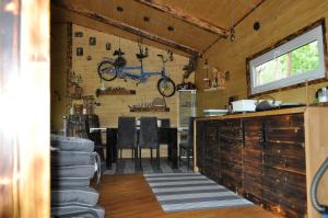 Rudka GołębskaWilla na Drzewie的墙上有桌子和自行车的房间