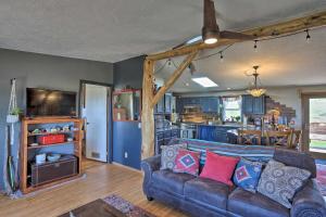 温泉城Cozy Black Hills Home 13 Acres with Deck and Views!的带沙发的客厅和厨房