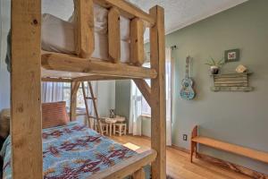 温泉城Cozy Black Hills Home 13 Acres with Deck and Views!的一间带双层床的卧室和一间带书桌的房间