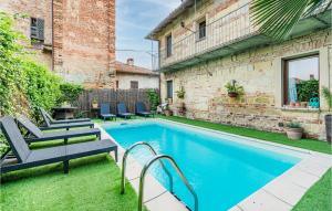 ViarigiMaison Des Reves的一座带两把椅子的庭院和一座建筑中的游泳池