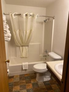 Kadoka卡多卡美国最佳价值旅馆的浴室配有卫生间、浴缸和水槽。