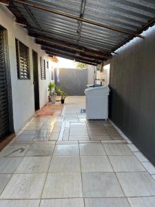 里奥韦尔迪Casa Recanto - Quarto simples的一间房屋的空走廊,铺着瓷砖地板