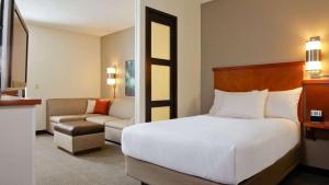 土桑Sonesta Select Tucson Airport的酒店客房,配有床和沙发