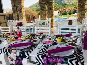 阿德拉桑阳光村庄俱乐部酒店的桌上放有盘子和碗的食物