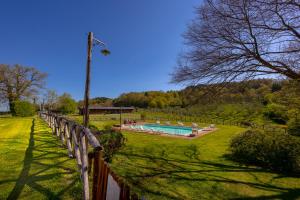 佩拉戈Tenuta Risalpiano的游泳池旁的围栏