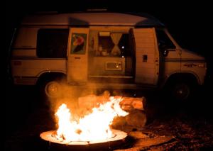 LandrumVan Camping - Do Something Different!的一辆露营车停在火炉旁