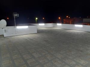 丽都玛里尼Appartamento "L'Ulivo" a Lido Marini的夜间大型屋顶,带篮球架