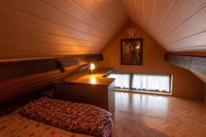 新梅斯托Holiday home in Novo Mesto - Dolenjska Bela krajina Unter- Weißkrain 42895的阁楼卧室设有一张位于带天花板的房间的床铺