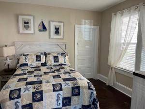 大洋城诺克公寓酒店的一间卧室配有一张带蓝色和白色被子的床
