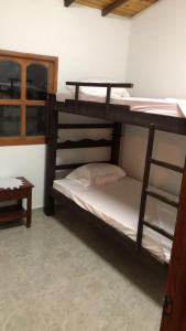 圣希尔Cabaña Milan的一间客房内配有两张双层床的房间