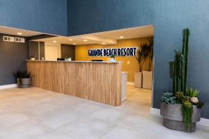 默特尔比奇Grande Beach Resort的医院里带柜台的大厅