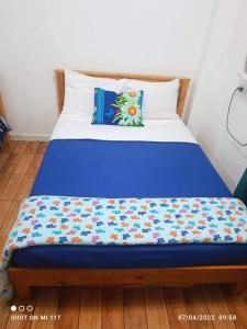 马尼拉MJ Home的床上有蓝色毯子