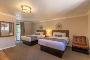 塞多纳雪松度假酒店的酒店客房,配有两张床和椅子