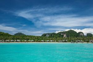 皮皮岛SAii Phi Phi Island Village的享有海滩及山脉和蓝色水域的美景