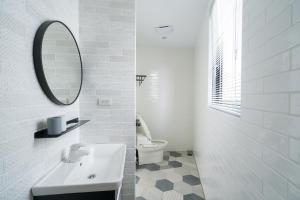 台中市乐微行旅的白色的浴室设有水槽和镜子