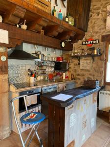 ZaldiernaZaldierna al sol, aldea del siglo XVIII Ezcaray的厨房配有柜台和蓝色凳子