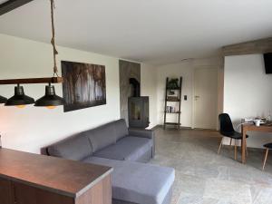 UnterwellenbornSaale-Residenz的客厅配有沙发和桌子