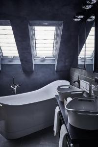 奥芬堡Hotel Liberty Offenburg的带浴缸、盥洗盆和卫生间的浴室