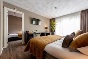 芬洛马斯霍夫的酒店客房设有床和窗户。