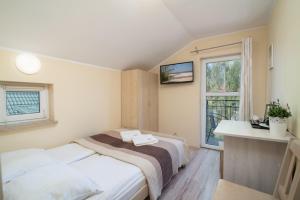 弗瓦迪斯瓦沃沃韦斯特民宿的一间小卧室,配有两张床和窗户