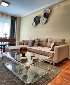 桑亨霍Apartamento turístico en Sanxenxo的带沙发和玻璃桌的客厅