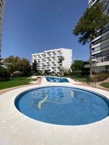 Apartamento DIORAMA D con impresionante vista, piscina y parking内部或周边的泳池