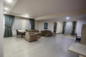 萨卡里亚Sen Otel的带沙发和桌椅的客厅