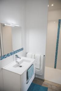 里夫杜海滩Le Clos des Fantaisies的白色的浴室设有水槽和镜子