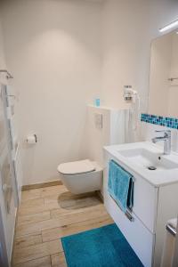 里夫杜海滩Le Clos des Fantaisies的白色的浴室设有卫生间和水槽。