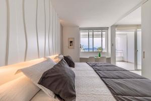 波连萨港Beachfront Apartment Sivella Mar的一间卧室配有一张大床和两个枕头