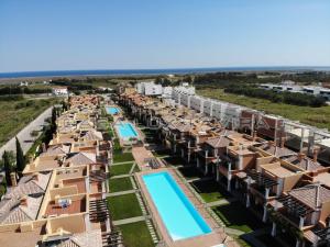 斯代塔维拉Casa Lux Tavira的享有带游泳池的度假村的空中景致