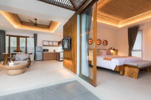 塞米亚克Fenosa Seminyak Villas by Nagisa Bali的一间卧室设有一张床和一间客厅。
