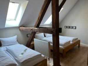 EberstedtÖlmühle Eberstedt的带两张双层床的客房,设有两扇窗户