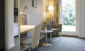 米泽尔法特胡塞特米泽尔法特酒店的客房设有桌椅和窗户。