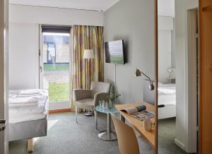 米泽尔法特胡塞特米泽尔法特酒店的酒店客房配有床、桌子和镜子
