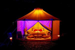 帕利乌里翁Paliouri Luxury Bungalows的帐篷,晚上配有一张床