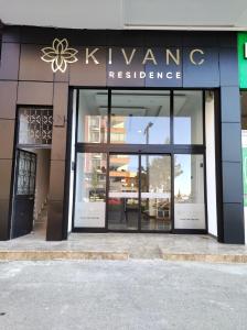 特拉布宗Kıvanç Residence的商店前方有读过基乐明住宅的标志